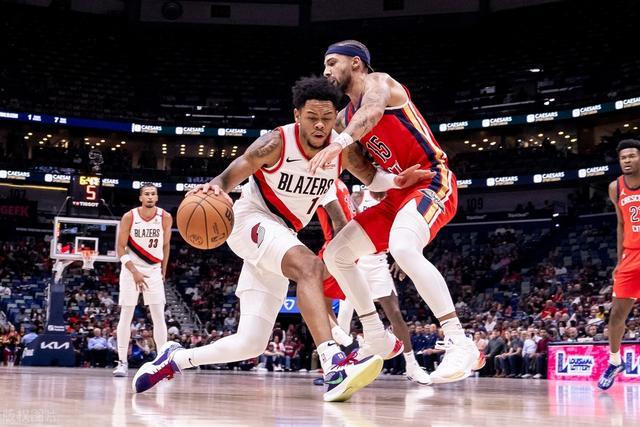 拉塞尔44分字母哥三双 湖人险胜雄鹿重回第九